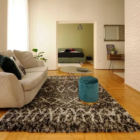 Danubio **** 3 Bedrooms - Next To The River Lägenhet