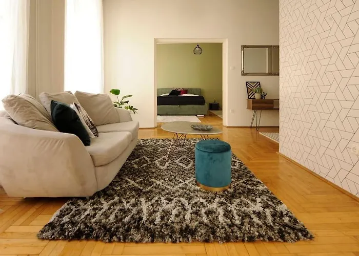 Danubio **** 3 Bedrooms - Next To The River Apartment